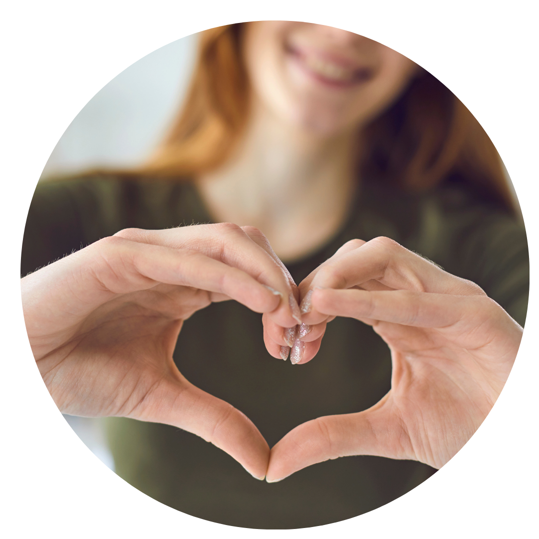 mulher fazendo sinal de coração com as mãos.