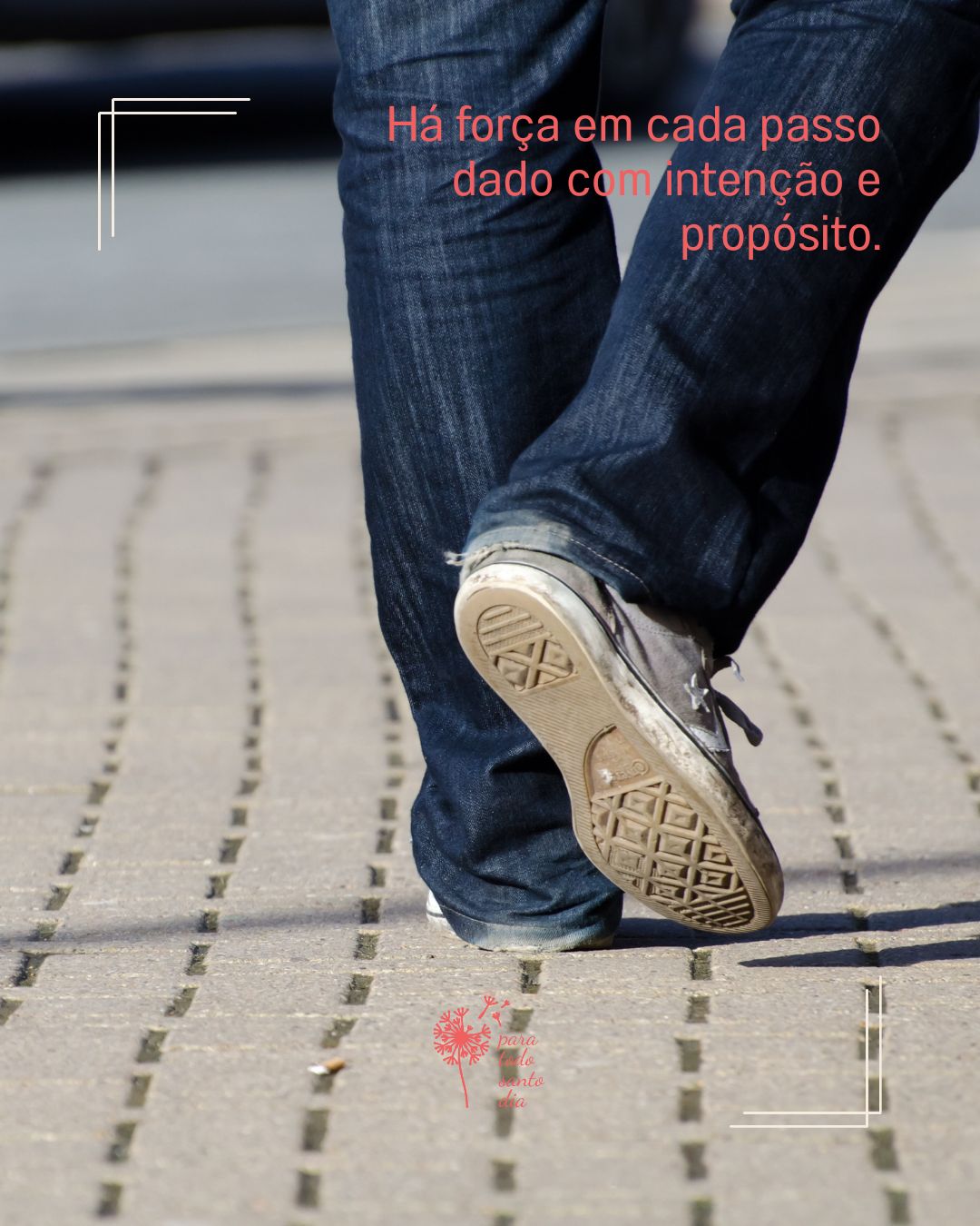 #ParaTodosVerem - pessoa caminhando em calçada de cimento vestindo calça jeans e tênis. A foto está mostrando apenas a parte das pernas e pés.