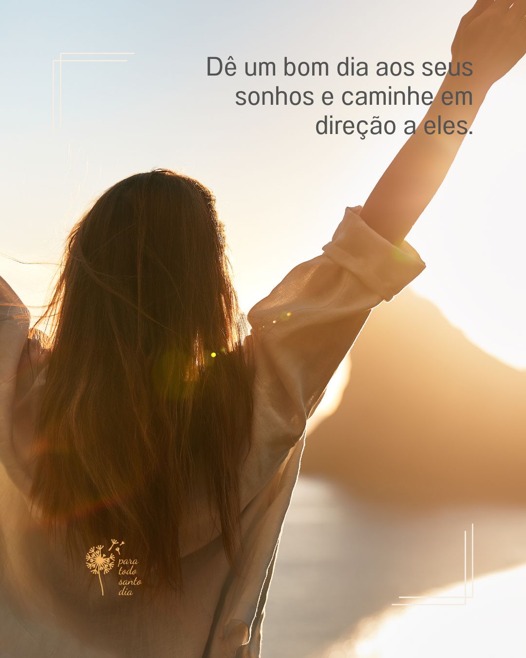 #ParaTodosVerem - mulher de braços abertos olhando em direção ao nascer do sol. Tem cabelos longos, castanhos. O cabelo está solto. Está usando camisa branca.