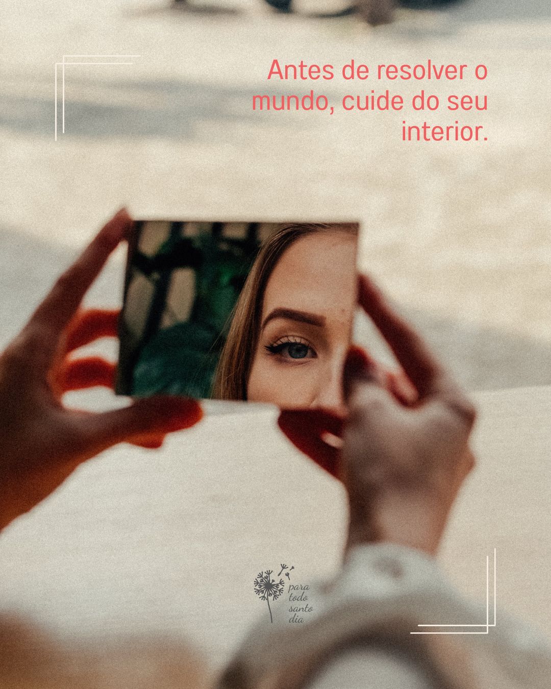 #ParaTodosVerem - mulher segurando um espelho e mostra sua imagem sendo refletida em partes: no espelho aparece arte dos cabelos, que são castanhos claros, e um dos olhos, que são azuis.